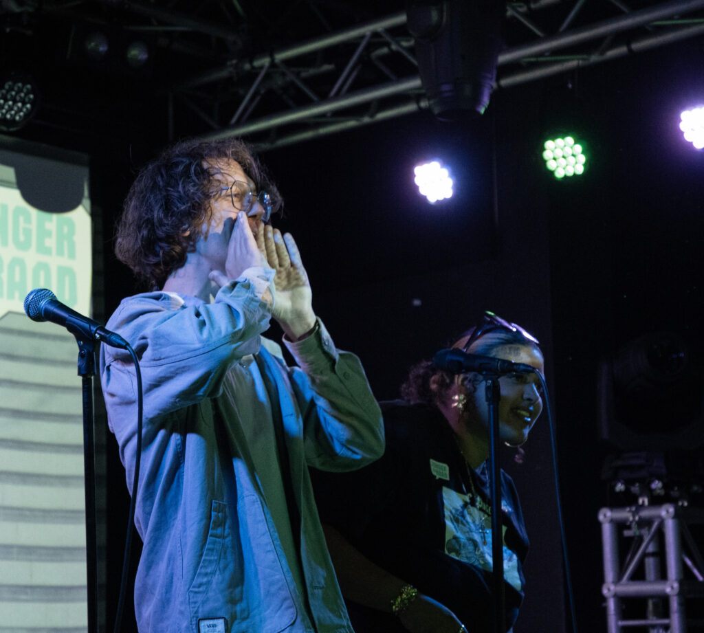 Jongen roepend met meisje lachend